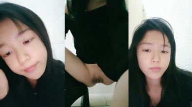 坏坏的学妹露脸上个厕所也要陪浪骚一下，吸完小烟脱光了揉奶自己抠逼给狼友看，手速不错给骚逼抠出白浆真骚